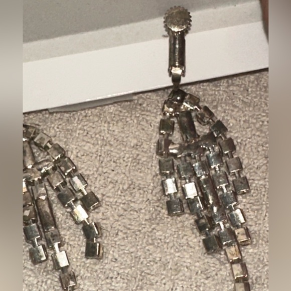Sparkly glamorous dangle crystal earrings! - Picture 8 of 9